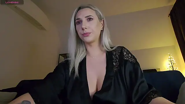 KhloeK online show from December 5, 4:58 pm