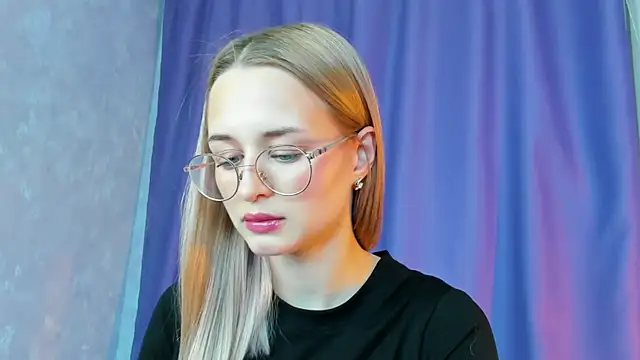 Tiffanyhunt online show from December 11, 2:22 pm