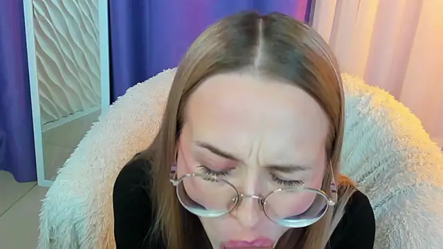 Tiffanyhunt online show from December 11, 5:26 pm