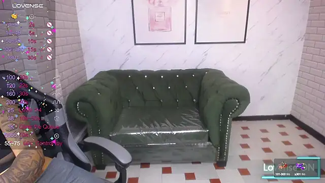 Snapshot of _Charlotte_v chatting on December 3, 2:05 pm Charlotte v online show from December 3, 2:05 pm