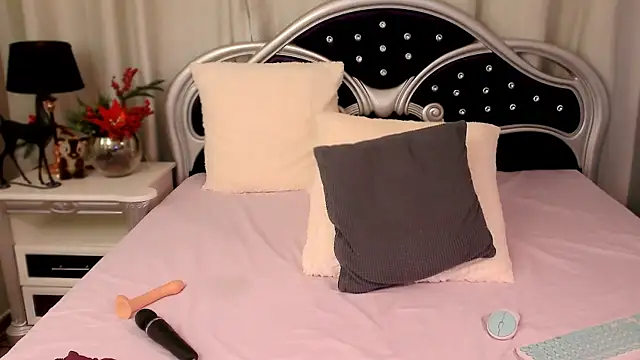 JessieePink online show from December 13, 11:39 pm