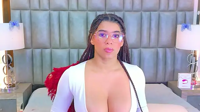 Snapshot of TiaraRosse chatting on February 15, 8:02 am TiaraRosse online show from February 15, 8:02 am