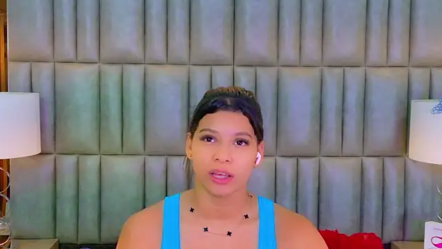 Snapshot of TiaraRosse chatting on March 6, 12:01 pm TiaraRosse online show from March 6, 12:01 pm