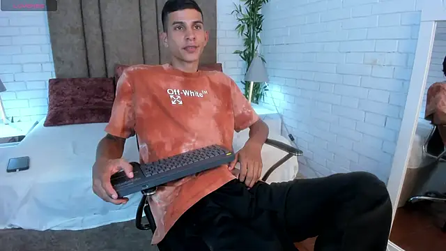 Snapshot of Aaron_Scoot chatting on December 20, 11:16 pm Aaron Scoot online show from December 20, 11:16 pm