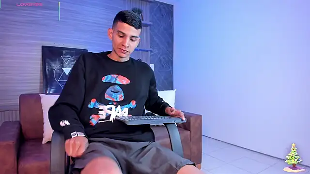 Snapshot of Aaron_Scoot chatting on December 17, 11:38 am Aaron Scoot online show from December 17, 11:38 am