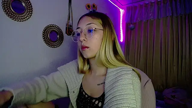 Soffy-brooks online show from December 11, 4:28 am