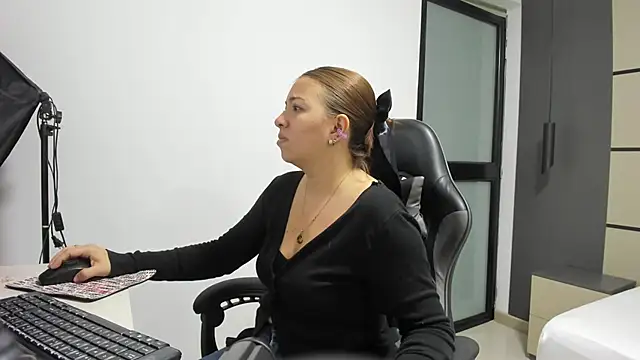 alma fenix online show from September 25, 12:20 pm