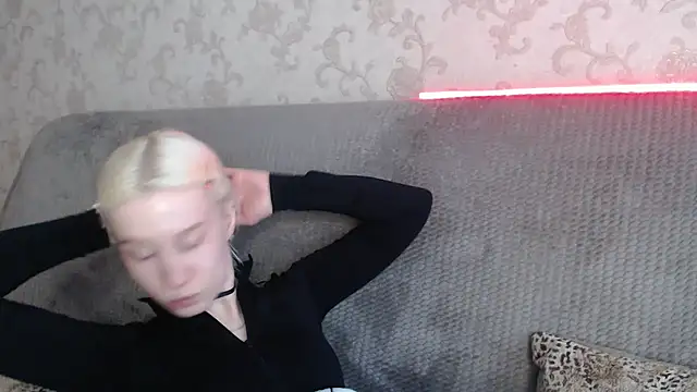 Snapshot of EnigmaSee chatting on April 10, 10:42 am EnigmaSee online show from April 10, 10:42 am