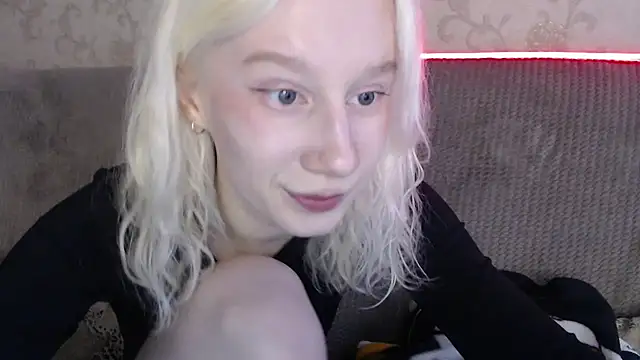 Snapshot of EnigmaSee chatting on April 11, 2:16 am EnigmaSee online show from April 11, 2:16 am