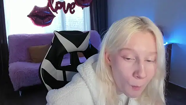 Snapshot of EnigmaSee chatting on April 14, 9:04 am EnigmaSee online show from April 14, 9:04 am