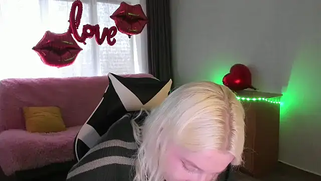 Snapshot of EnigmaSee chatting on April 17, 9:23 am EnigmaSee online show from April 17, 9:23 am