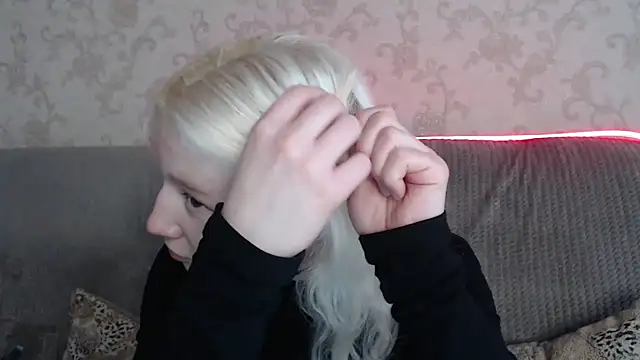 Snapshot of EnigmaSee chatting on May 6, 10:09 am EnigmaSee online show from May 6, 10:09 am