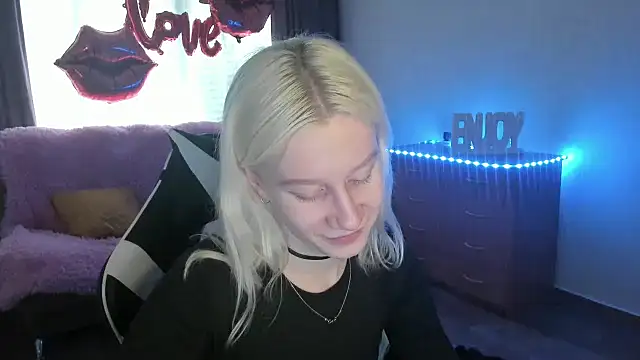 Snapshot of EnigmaSee chatting on May 16, 2:41 am EnigmaSee online show from May 16, 2:41 am