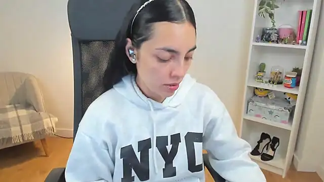  BellaEvans  online show from June 13, 4:21 am