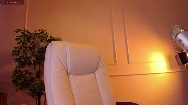 Snapshot of AdalynGlows chatting on March 5, 5:31 pm AdalynGlows online show from March 5, 5:31 pm