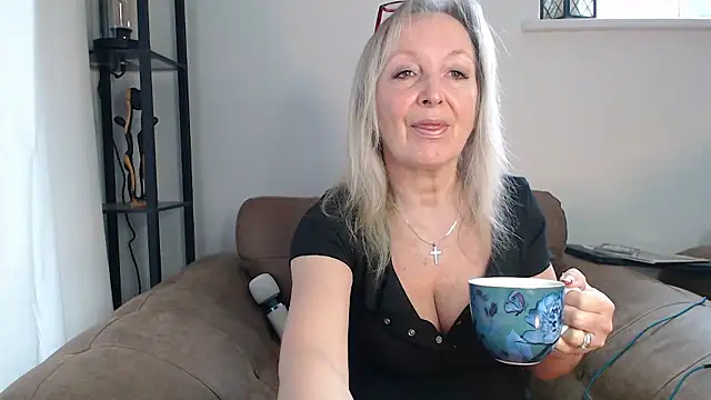 Snapshot of Ladystargazer1966 chatting on December 2, 11:01 am Ladystargazer1966 online show from December 2, 11:01 am
