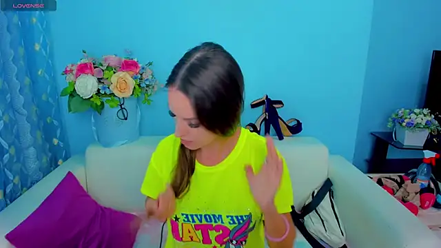LindaaLu online show from June 10, 2:56 am