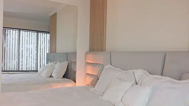 Zoe Benson online show from October 20, 1:55 pm