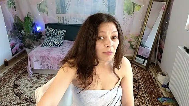 Snapshot of MadameDeFeu chatting on June 3, 11:24 am MadameDeFeu online show from June 3, 11:24 am