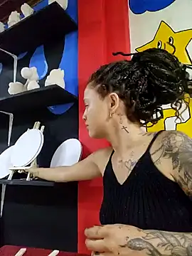 Snapshot of LorenRosse chatting on February 13, 12:02 am LorenRosse online show from February 13, 12:02 am