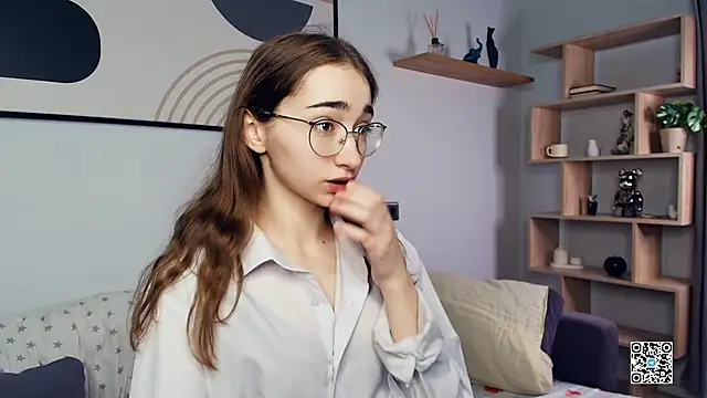 Snapshot of PollyBeev chatting on October 10, 7:18 am PollyBeev online show from October 10, 7:18 am