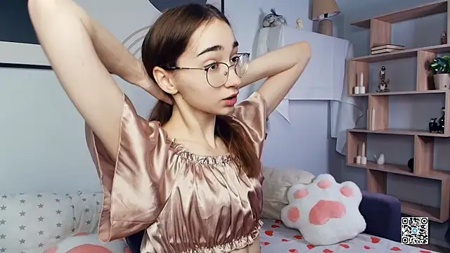 Snapshot of PollyBeev chatting on October 24, 7:27 am PollyBeev online show from October 24, 7:27 am