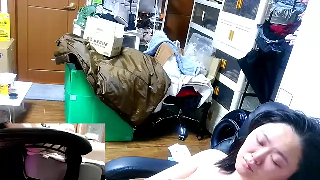 Snapshot of rami0428 chatting on January 17, 2:49 am rami0428 online show from January 17, 2:49 am