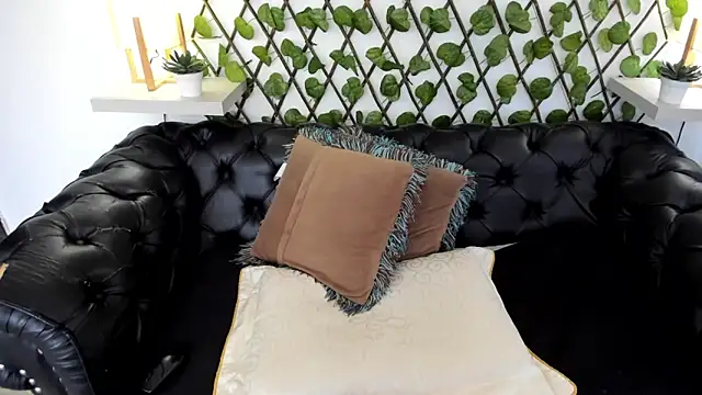 MARGOT WHISPER online show from February 18, 6:15 pm