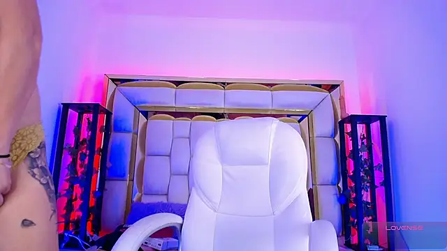 Snapshot of Princess_Helena chatting on January 13, 3:12 am Princess Helena online show from January 13, 3:12 am