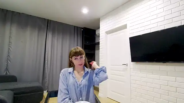 Daniella Lorente online show from November 6, 9:05 pm