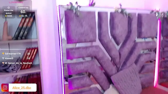 Snapshot of AliceWalker_11 chatting on January 19, 2:15 am AliceWalker 11 online show from January 19, 2:15 am