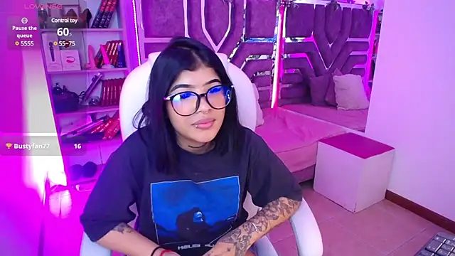 Snapshot of AliceWalker_11 chatting on February 3, 2:36 am AliceWalker 11 online show from February 3, 2:36 am