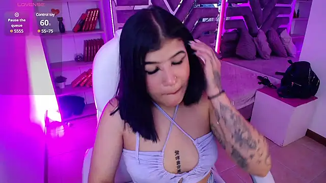 Snapshot of AliceWalker_11 chatting on February 4, 9:41 pm AliceWalker 11 online show from February 4, 9:41 pm