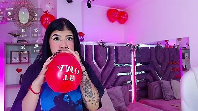 Snapshot of AliceWalker_11 chatting on February 7, 8:10 pm AliceWalker 11 online show from February 7, 8:10 pm