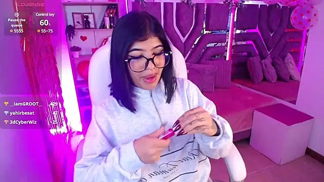 Snapshot of AliceWalker_11 chatting on February 13, 2:12 am AliceWalker 11 online show from February 13, 2:12 am