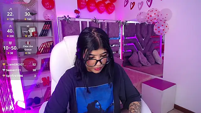 Snapshot of AliceWalker_11 chatting on February 15, 12:26 am AliceWalker 11 online show from February 15, 12:26 am