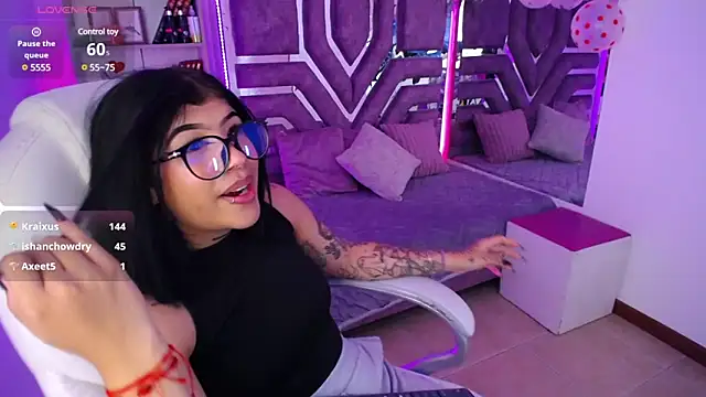 Snapshot of AliceWalker_11 chatting on February 21, 2:17 am AliceWalker 11 online show from February 21, 2:17 am