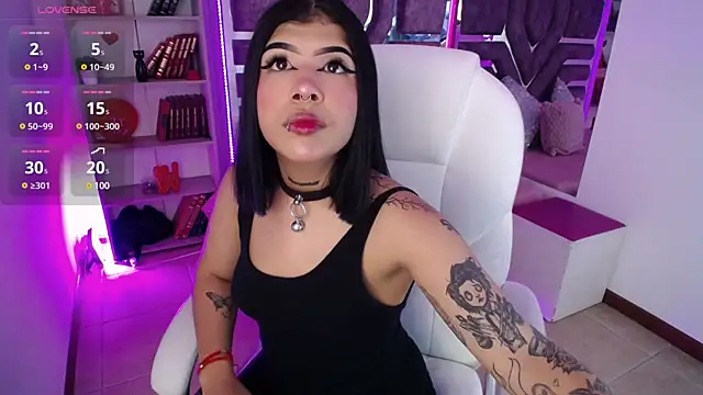 Snapshot of AliceWalker_11 chatting on February 27, 8:20 pm AliceWalker 11 online show from February 27, 8:20 pm