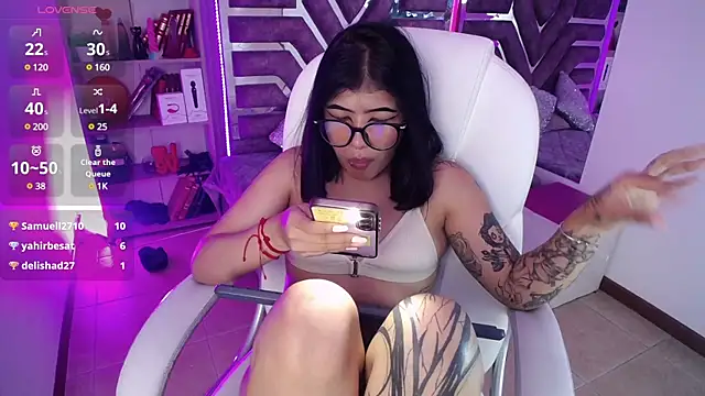 Snapshot of AliceWalker_11 chatting on March 5, 11:05 pm AliceWalker 11 online show from March 5, 11:05 pm