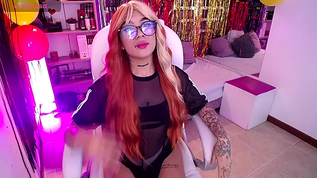 Snapshot of AliceWalker_11 chatting on September 17, 8:21 pm AliceWalker 11 online show from September 17, 8:21 pm