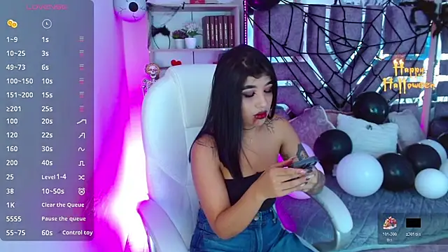 Snapshot of AliceWalker_11 chatting on October 19, 9:04 pm AliceWalker 11 online show from October 19, 9:04 pm