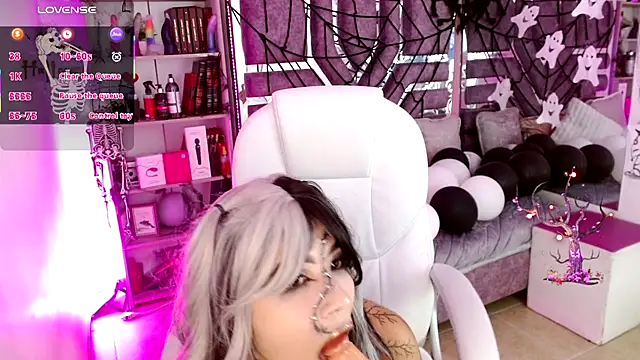 Snapshot of AliceWalker_11 chatting on November 1, 5:37 pm AliceWalker 11 online show from November 1, 5:37 pm