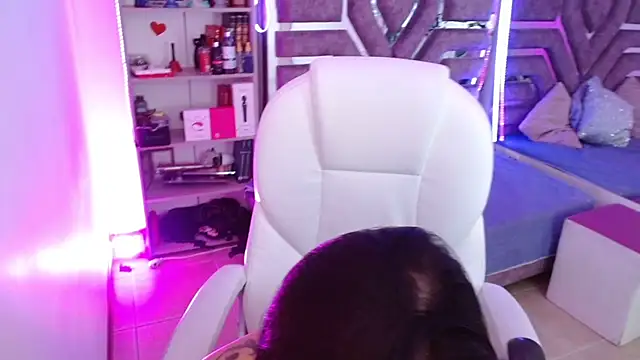 AliceWalker 11 online show from December 3, 7:01 pm