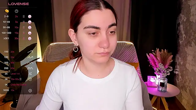 Snapshot of hannacheekss_ chatting on February 19, 2:07 am hannacheekss online show from February 19, 2:07 am