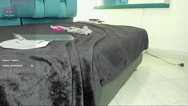 mia  fernandez online show from December 27, 10:26 pm
