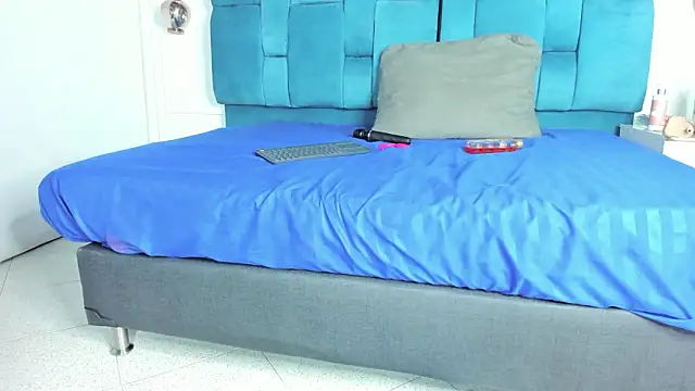 mia  fernandez online show from February 28, 12:06 pm