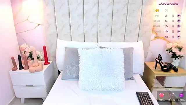 Snapshot of LauraSmith-01 chatting on December 14, 6:45 pm LauraSmith-01 online show from December 14, 6:45 pm