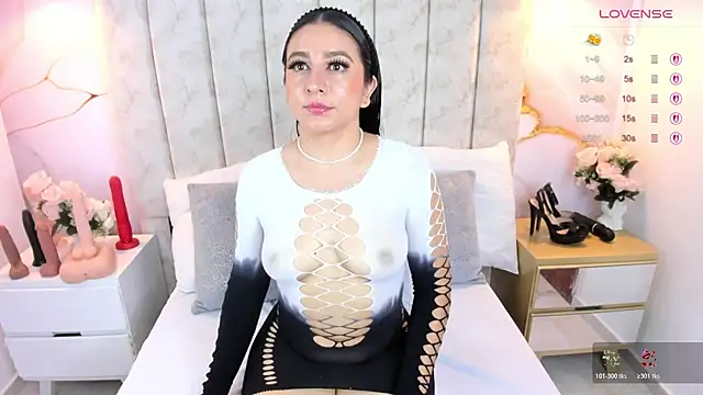 Snapshot of LauraSmith-01 chatting on December 17, 9:21 pm LauraSmith-01 online show from December 17, 9:21 pm