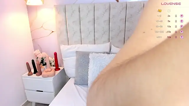 Snapshot of LauraSmith-01 chatting on December 20, 6:59 pm LauraSmith-01 online show from December 20, 6:59 pm