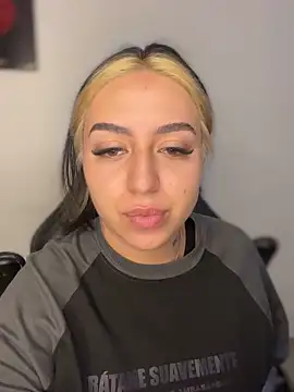 Snapshot of AnnikaMerliahh_ chatting on October 31, 9:16 pm AnnikaMerliahh online show from October 31, 9:16 pm